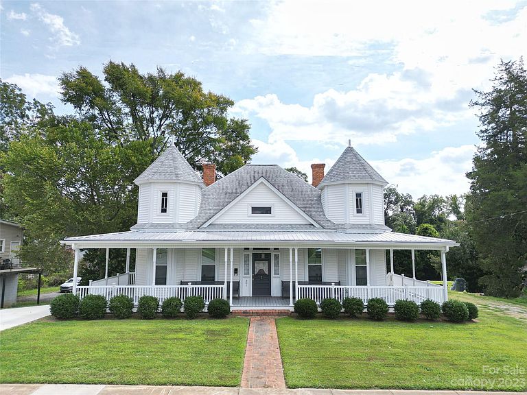 Amazing House With Beautiful Porch in Wadesboro, North Carolina