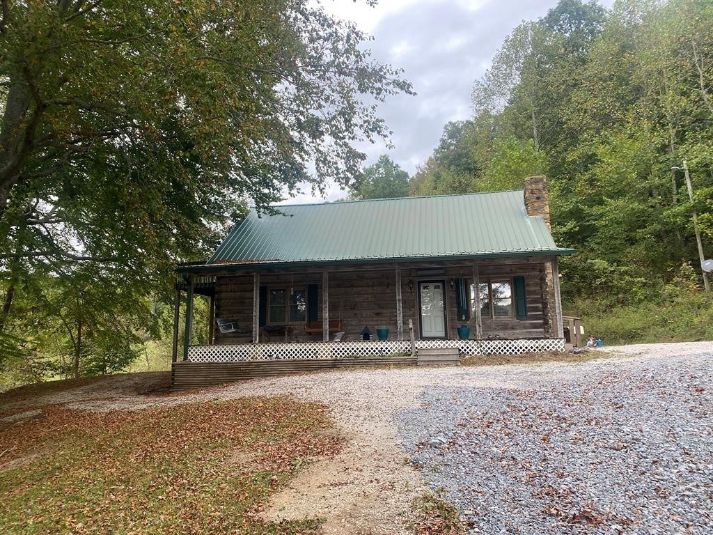 Spacious 4-Bedroom Log Cabin in Flemingsburg, Kentucky