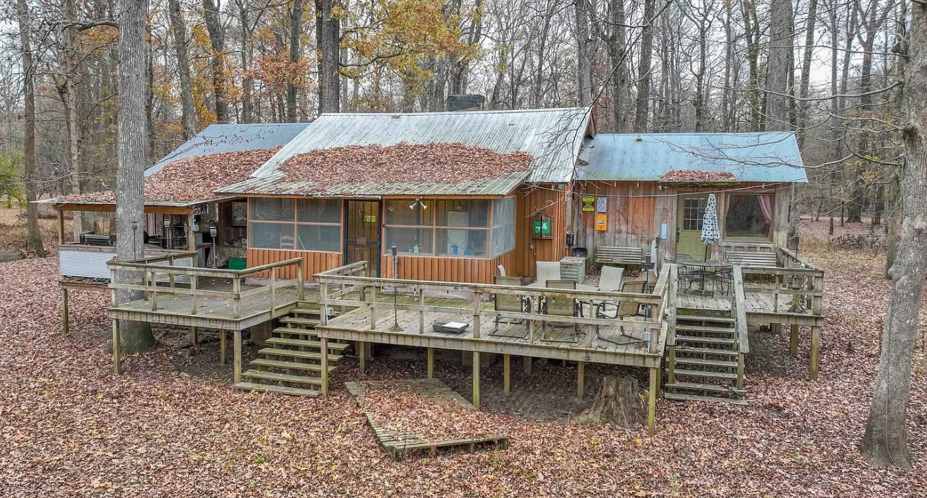 Rustic Waterfront in Brownsville, Tennessee