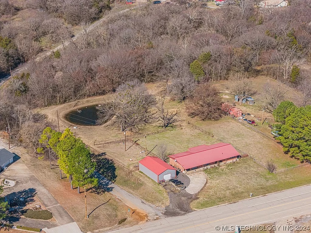 Gorgeous House on 13.7 Acres in Calvin, Oklahoma