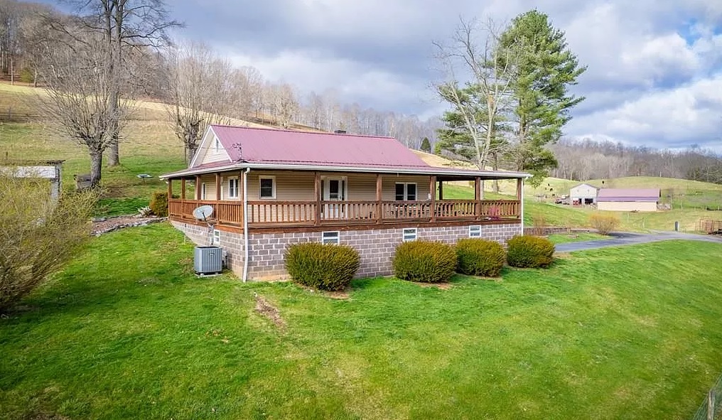 Beautiful House With Amazing Views in Swords Creek, Virginia