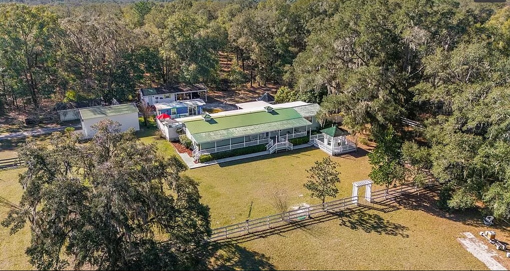 Big House With Two Guest Houses and a Pool in Dunnellon, Florida