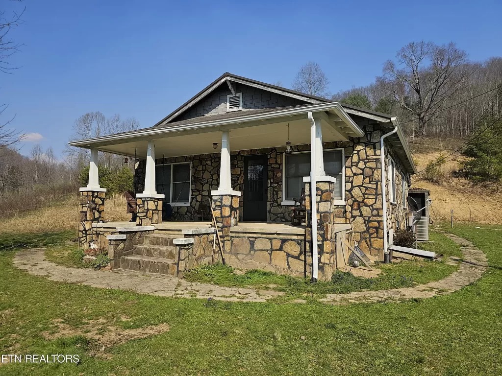 Comfy Home with Pond and Barn in Flat Lick, Kentucky