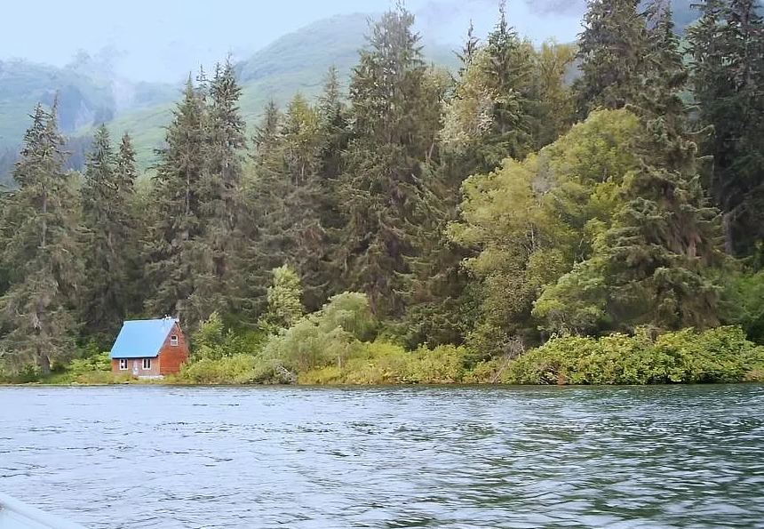 Rustic Cabin Retreat: Serene Getaway in Haines, Alaska