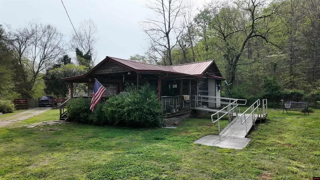 Cozy Creek Cabin on 11 Acres in Yellville, Arkansas