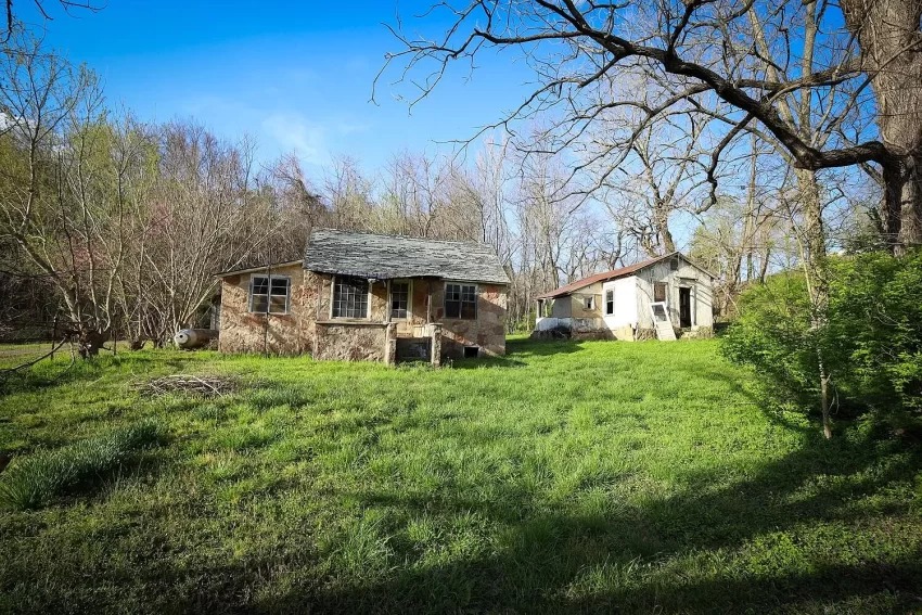 Attractive Fixer-Upper on 17 acres in Everton, Arkansas