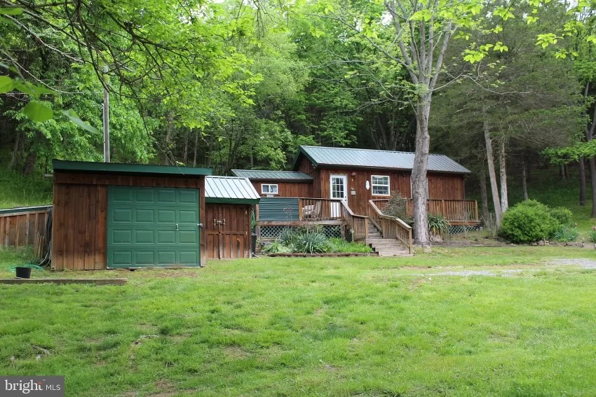 Charming Cabin Estate in Petersburg, West Virginia