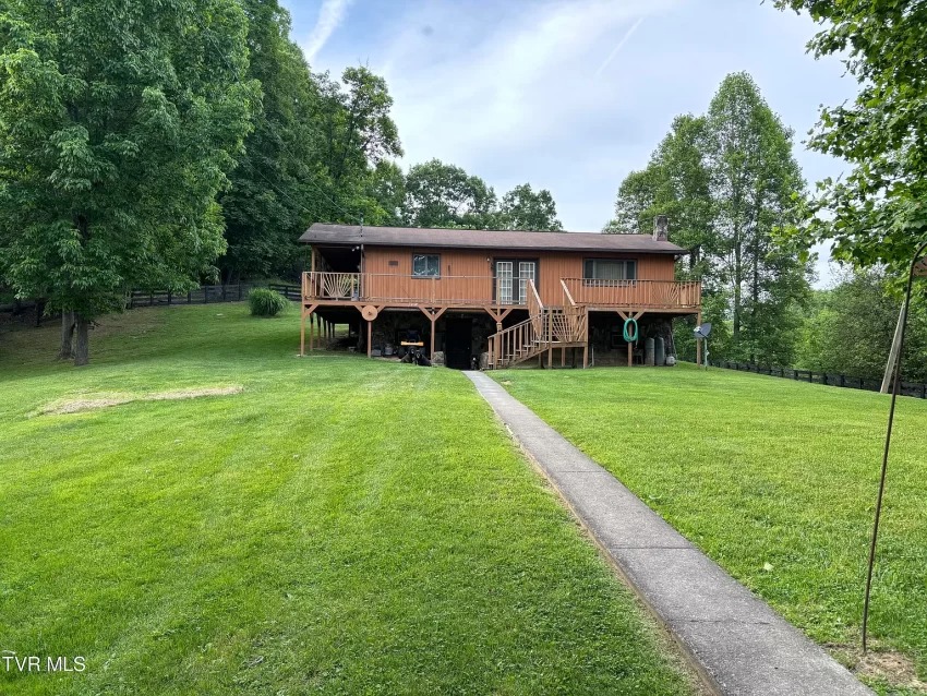 Dream Farmhouse on 21.5 Acres in Clintwood, Virginia
